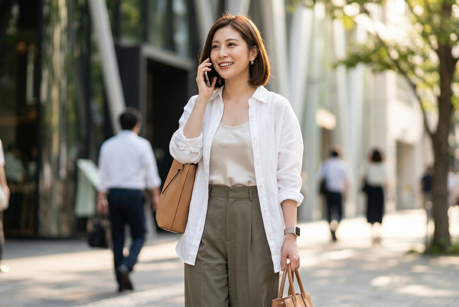 海外でeSIMを利用して通話する女性