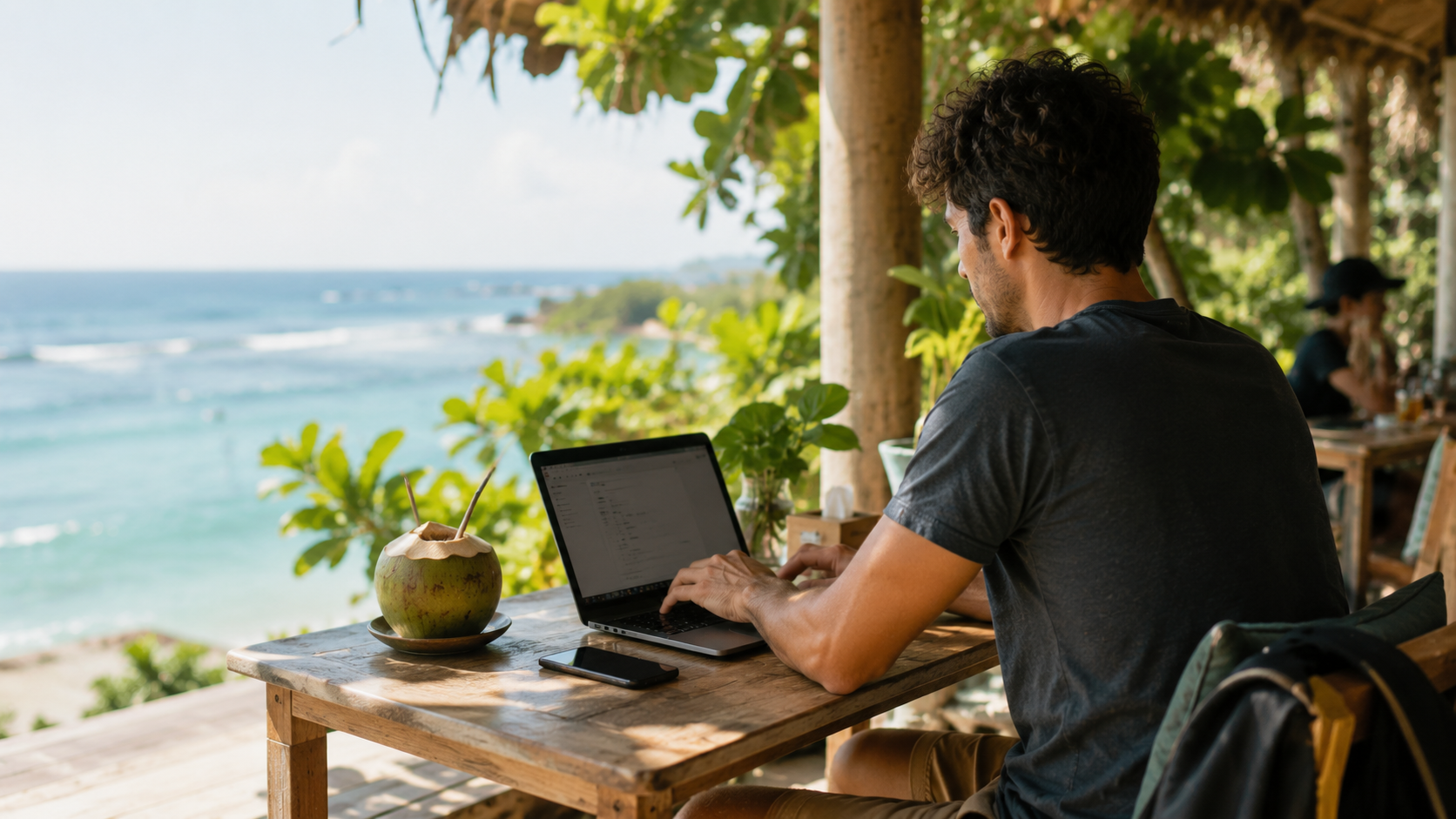 海外旅行先でeSIMを利用し、ノートパソコンでインターネットを利用する旅行者