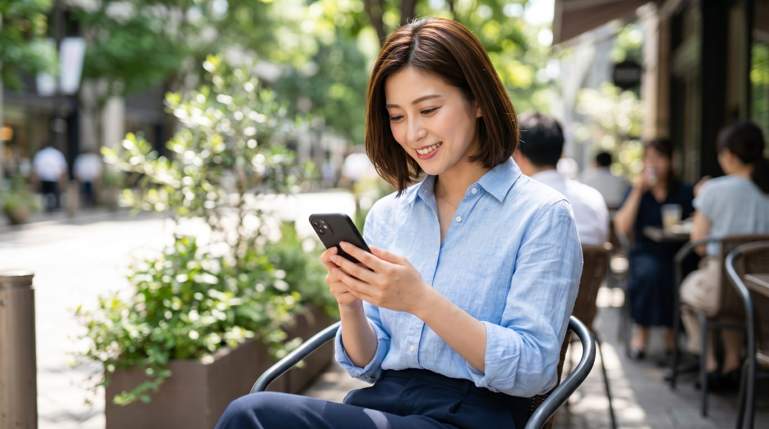 海外旅行先でスマートフォンを利用する女性