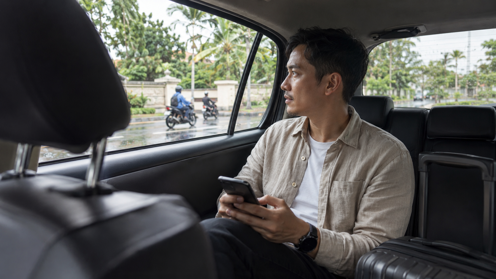 バリ島のホテルで予約情報をスマートフォンで確認する旅行者