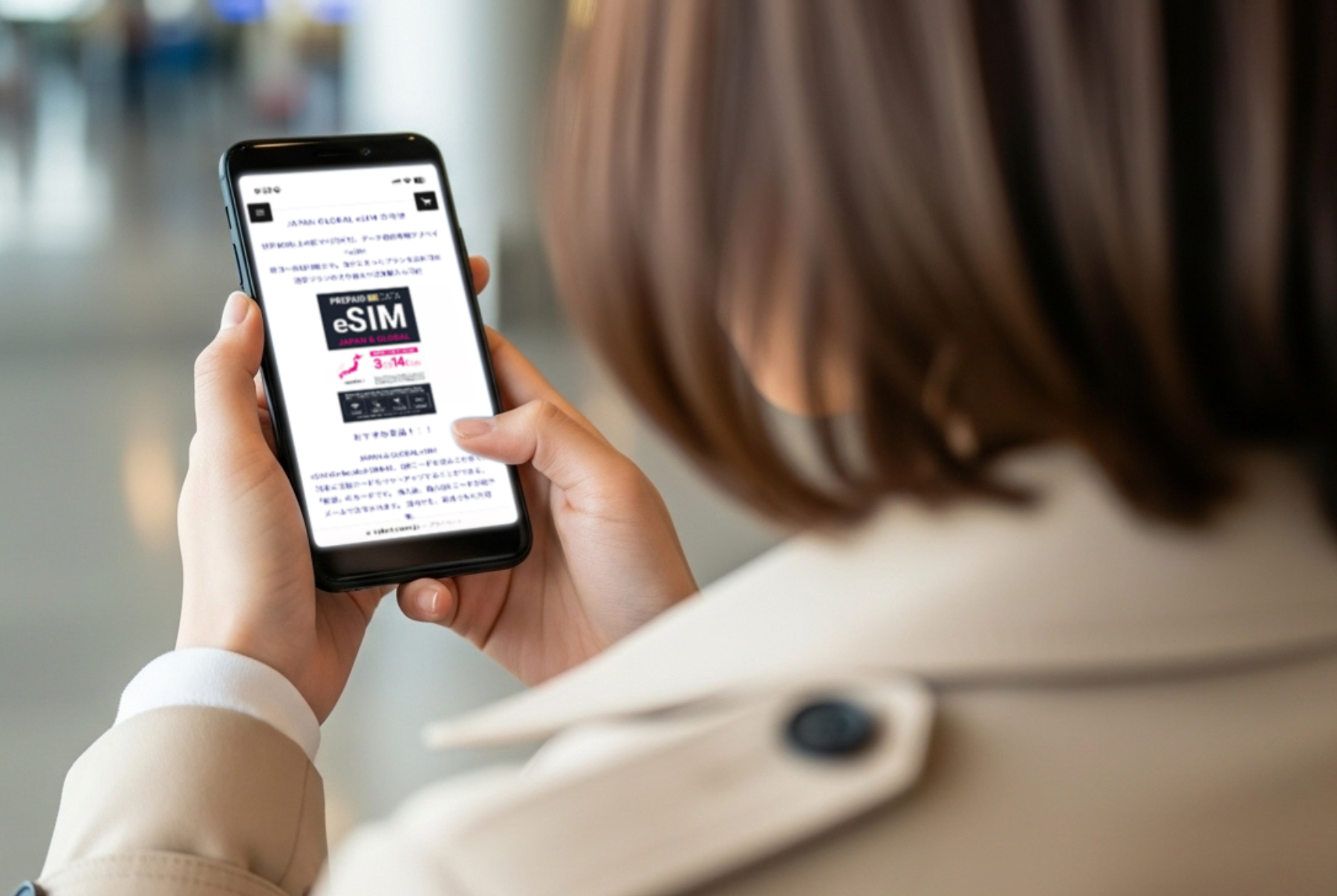 バリ島旅行前にスマートフォンでeSIMを設定する女性